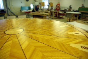 Käsityönä tehtyjen pöytälevyjen työstämiseen, hiomiseen ja moninkertaiseen lakkaukseen kuluu ammattimieheltä helposti yli sata tuntia.