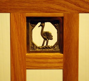 Eliel Saarisen suunnittelemassa tuolissa on hänen poikansa Eeron pienenä piirtämä metallinen kurkikuvio.